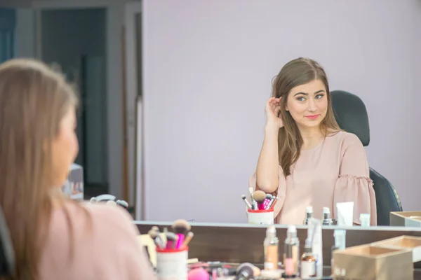 Kadın Güzellik Salonu Lambalar Ile Onun Yansıması Aynaya Bakar Saç — Stok fotoğraf