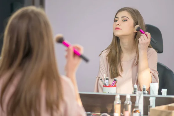 Reflejo Una Joven Hermosa Mujer Que Aplica Maquillaje Mirando Espejo — Foto de Stock