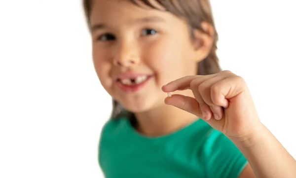 Menina com dente nas mãos sobre fundo branco isolado. Feliz e orgulhoso — Fotografia de Stock