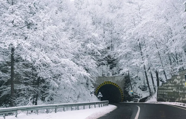Toegang Tot Tunnel Een Verlaten Weg Winter Tijdens Een Sneeuwval — Stockfoto