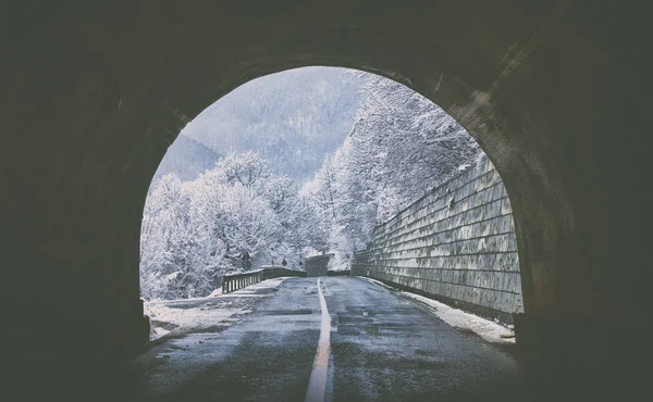 Tünelden Çıkış Yolu Boyunca Kar Manzaralı Dağ Yolunda Kış Koşulları — Stok fotoğraf