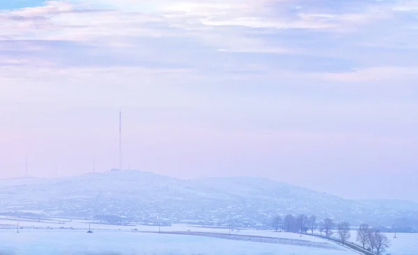 Solnedgång Över Kullar Täckta Med Snö — Stockfoto