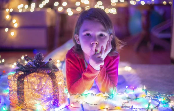 Noel Işıkları Noel Hediyesi Olan Küçük Bir Kız — Stok fotoğraf