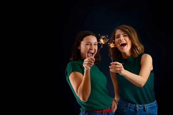 Mujeres Felices Sosteniendo Bengalas —  Fotos de Stock