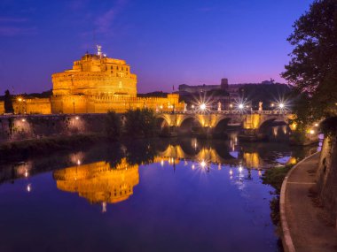 Roma 'da antik Roma' da inşa edilen Hadrian Castel Sant Angelo veya anıt mezarı, şimdi İtalya 'nın ünlü turistik merkezi konumundadır..