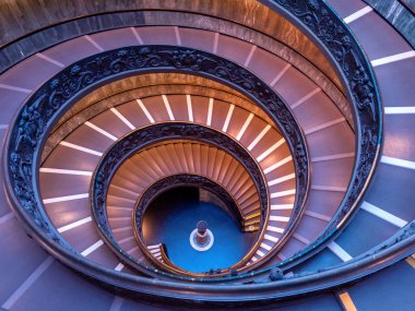 Roma, İtalya - 21 Ekim 2019: Bramante Merdiveni iki basamaklı bir çift sarmal, inen insanlarla tanışmadan insanların yükselmesine olanak sağlıyor.