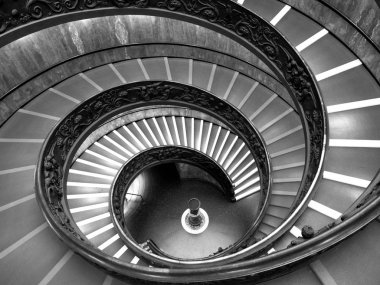 Roma, İtalya - 21 Ekim 2019: Bramante Merdiveni iki basamaklı bir çift sarmal, inen insanlarla tanışmadan insanların yükselmesine olanak sağlıyor.