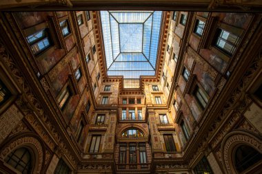 Roma 'da güzel bir mimari Galleria Sciarra' nın duvarlarını boyamış.