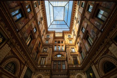 Roma 'da güzel bir mimari Galleria Sciarra' nın duvarlarını boyamış.