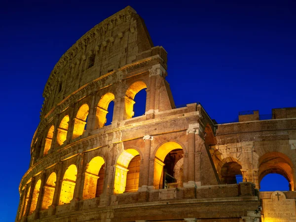 Éjszakai Kilátás Colosseumra Rómában Olaszországban Római Építészet Mérföldkő Róma Colosseum — Stock Fotó