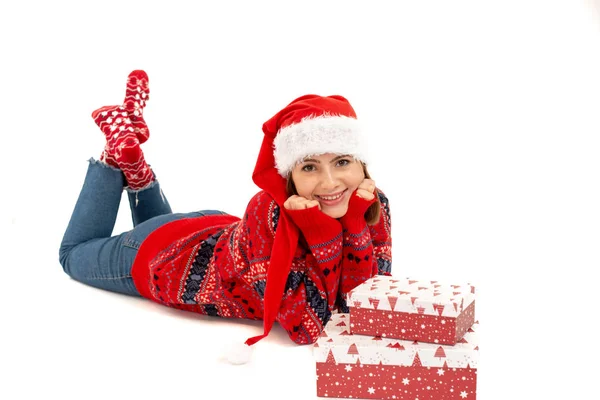 Mujer joven tendida en el suelo con la Navidad presente junto a ella —  Fotos de Stock