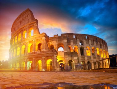 İtalya, Roma 'daki Colosseum' un gece manzarası. Roma mimarisi ve simgesi.