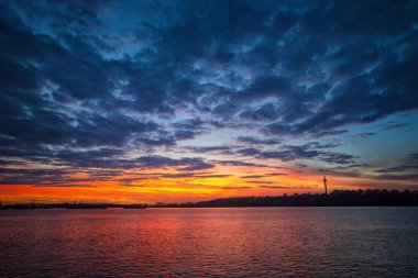 Yaz mevsiminde günbatımı Danube üzerinde