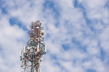 Blues gökyüzü üzerinde yüksek televizyon antenleri