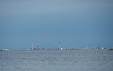 Gölün ve fabrikaların manzarası.