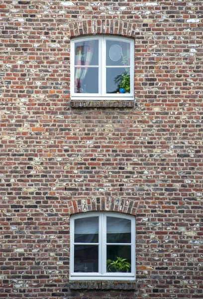 昼間のレンガ造りの家の窓は — ストック写真