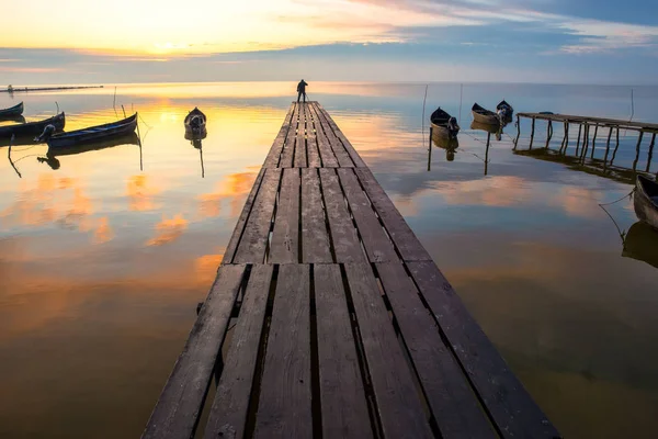Красивый Восход Солнца Над Водой Силуэт Рыбацкой Лодки — стоковое фото