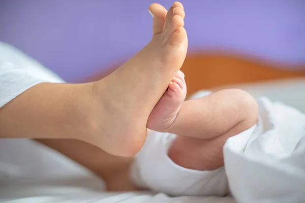 Νεογνό Μωρό Και Μικρά Πόδια — Φωτογραφία Αρχείου