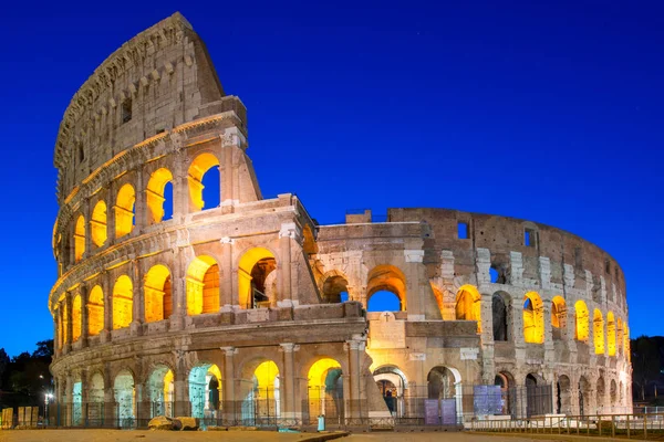 Éjszakai Kilátás Colosseumra Rómában Olaszországban Római Építészet Mérföldkő Róma Colosseum — Stock Fotó