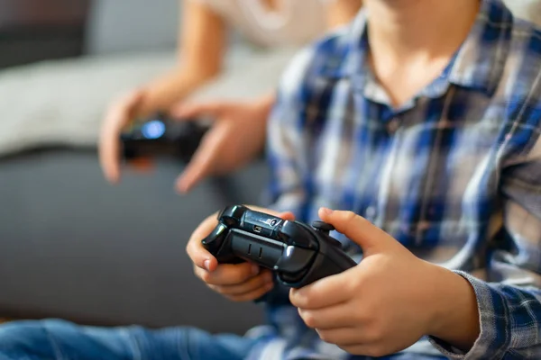 Primer Plano Las Manos Los Niños Jugando Juegos Consola — Foto de Stock