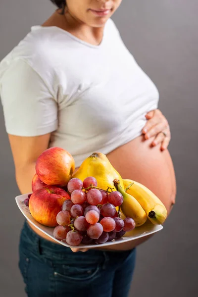 Ciąża Odżywianie Kobieta Ciąży Owocami Zdjęcia Studyjne — Zdjęcie stockowe