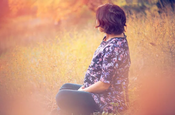 Retrato Una Hermosa Mujer Embarazada Naturaleza — Foto de Stock