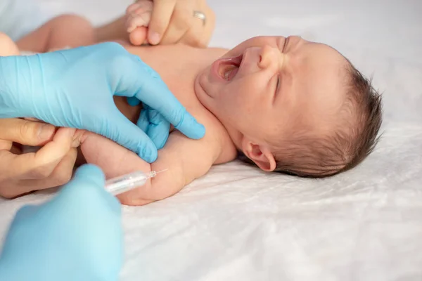 Pediatrician Vaccinating Newborn Baby Shoulder — Stock Photo, Image