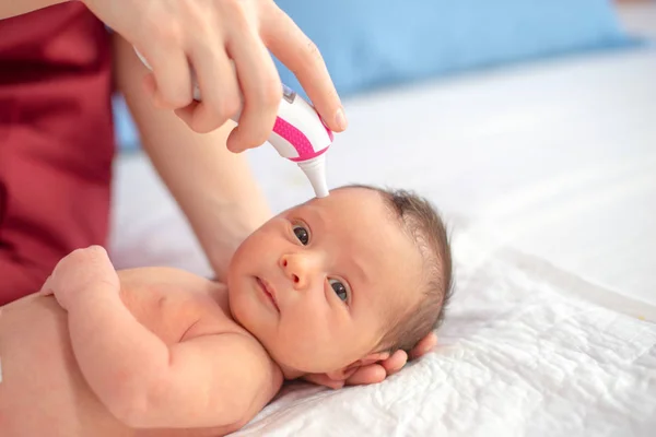 Arzt Mit Digitalem Thermometer Überprüft Temperatur Des Neugeborenen — Stockfoto