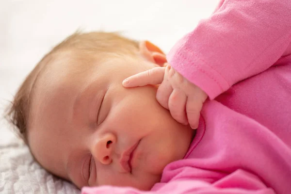 かわいいです新生児の睡眠彼の指で顔 — ストック写真