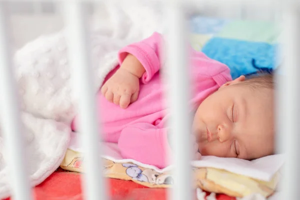 可愛いです小さな新生児女の子寝ています彼女のベッド — ストック写真