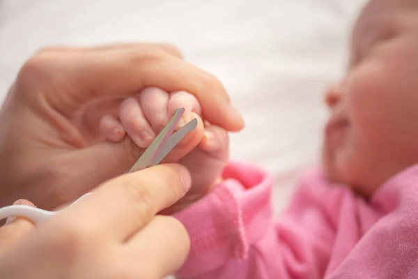 Baby Bekommt Fingernägel Abgeschnitten Während Von Seiner Mutter Mit Der — Stockfoto