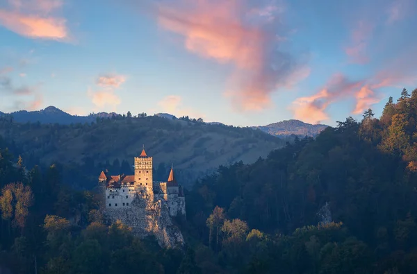 Castelo Bran Drácula Transilvânia Roménia Castelo Está Localizado Topo Uma — Fotografia de Stock