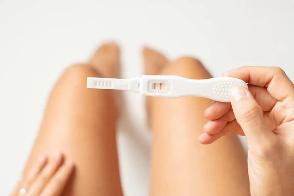 Bovenaanzicht Van Een Vrouw Die Een Zwangerschapstest Houdt Geïsoleerd Wit — Stockfoto