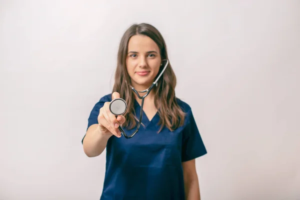 Beutifull Ung Medic Kvinna Som Innehar Ett Stetoskop Isolerad Över — Stockfoto