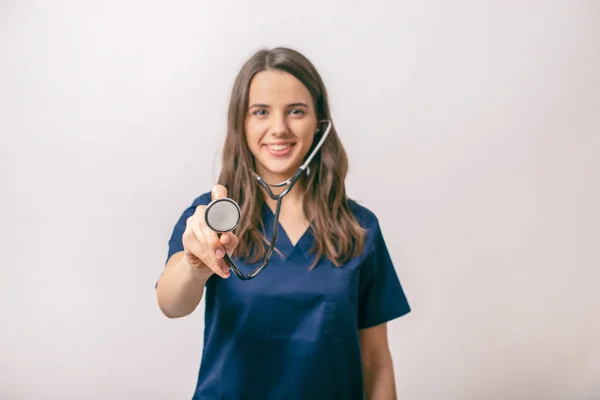 Beutifull Ung Medic Kvinna Som Innehar Ett Stetoskop Isolerad Över — Stockfoto