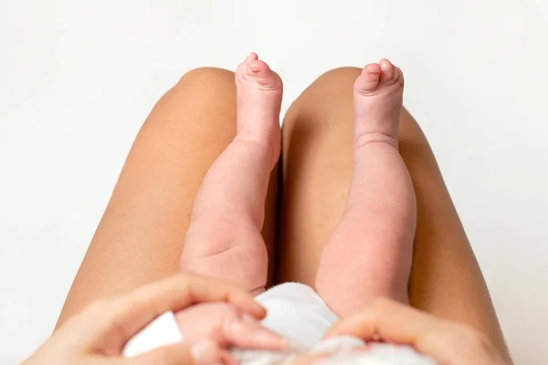 Top View Image Woman Holding Her Knee Her Little Newborn — Stock Photo, Image