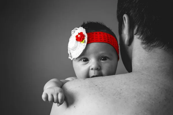 Ein Schwarz Weiß Bild Zeigt Einen Vater Der Seine Neugeborene — Stockfoto