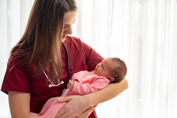 Pediatra Segurando Uma Linda Menina Recém Nascida — Fotografia de Stock