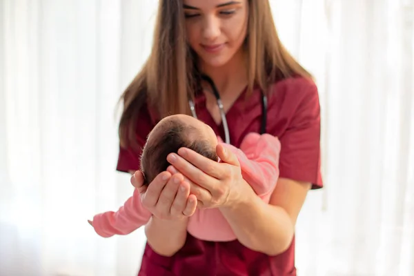 Pediatra Trzymając Piękną Noworodka Dziewczynka — Zdjęcie stockowe