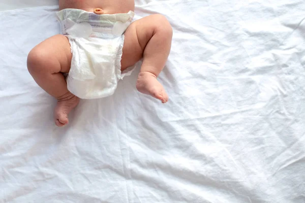 Pernas Bebê Parte Inferior Fralda Fundo Cama Branca Vista Superior — Fotografia de Stock