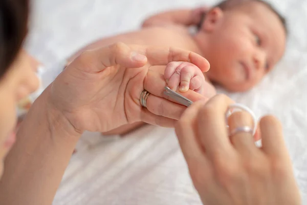 Baby Bekommt Fingernägel Abgeschnitten Während Von Seiner Mutter Mit Der — Stockfoto