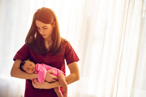 Jovem Pediatra Segurando Uma Linda Menina Recém Nascida — Fotografia de Stock