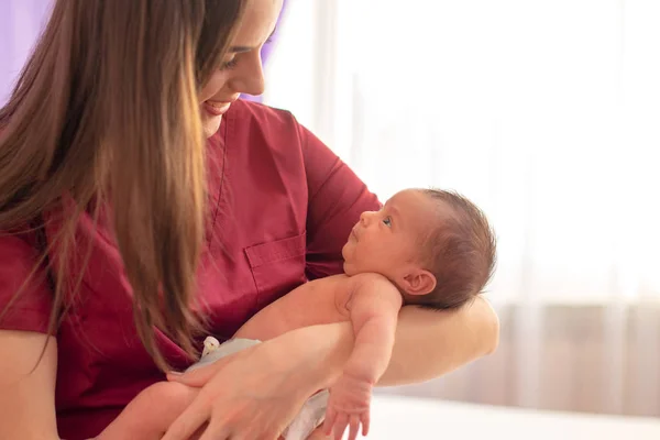 Junge Kinderärztin Hält Ein Wunderschönes Neugeborenes Mädchen — Stockfoto