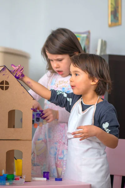 Twee Kleine Meisjes Spelen Met Verf Bij Het Knutselen — Stockfoto