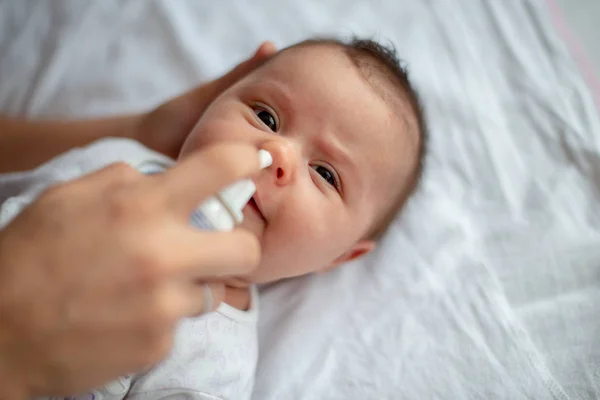 Frau Benutzt Nasenspray Für Baby — Stockfoto
