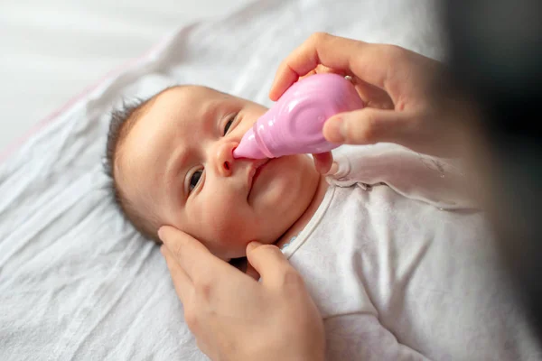 Mãe Usando Aspirador Nasal Bebê Sucção Nasal Muco — Fotografia de Stock