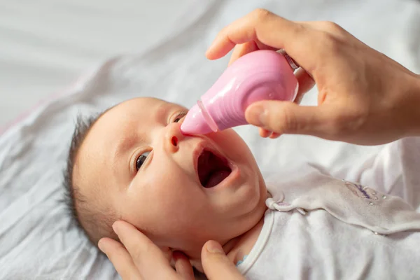 Mutter Benutzt Baby Nasensauger Schleim Nasensauger — Stockfoto