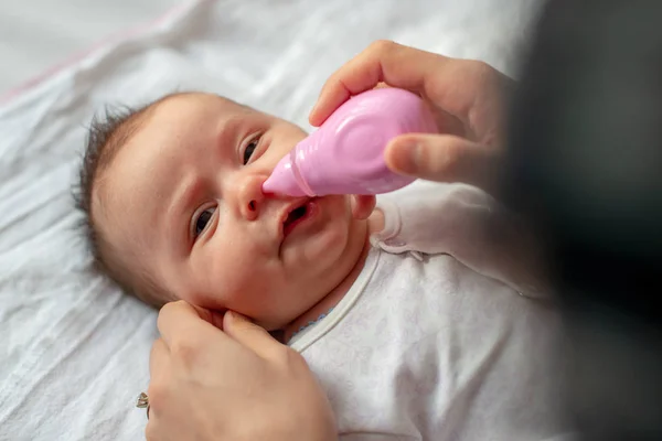 Mutter Benutzt Baby Nasensauger Schleim Nasensauger — Stockfoto