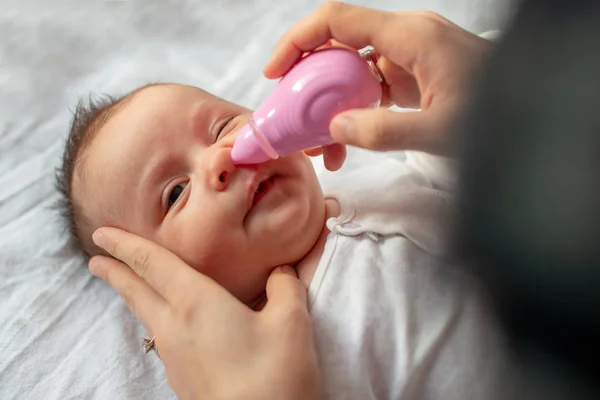 Mãe Usando Aspirador Nasal Bebê Sucção Nasal Muco — Fotografia de Stock