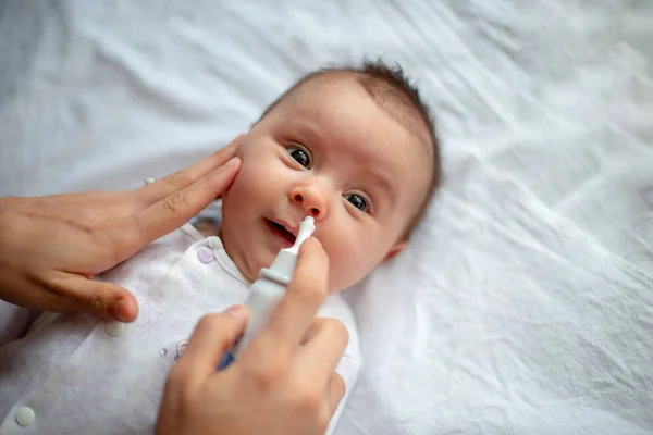 Frau Benutzt Nasenspray Für Baby — Stockfoto